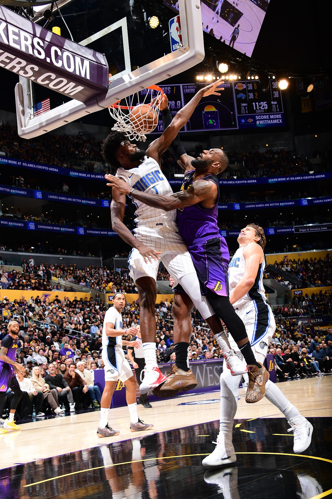 足球竞猜_洛杉矶湖人NBA战胜丹佛掘金詹姆斯关键突破的简单介绍